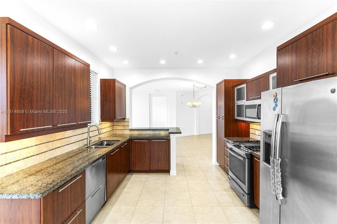 Под контрактом: $479,000 (3 спален, 3 ванн, 1719 Квадратных фут)