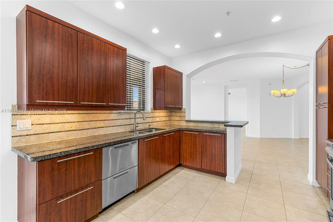 Под контрактом: $479,000 (3 спален, 3 ванн, 1719 Квадратных фут)