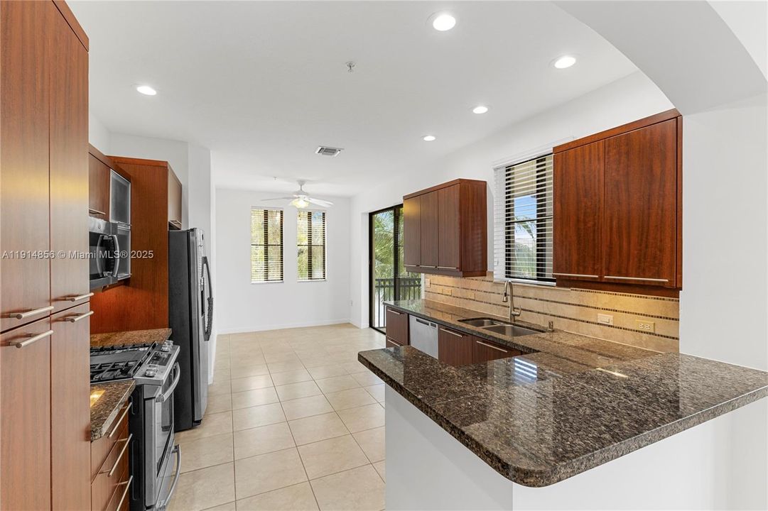 Под контрактом: $479,000 (3 спален, 3 ванн, 1719 Квадратных фут)