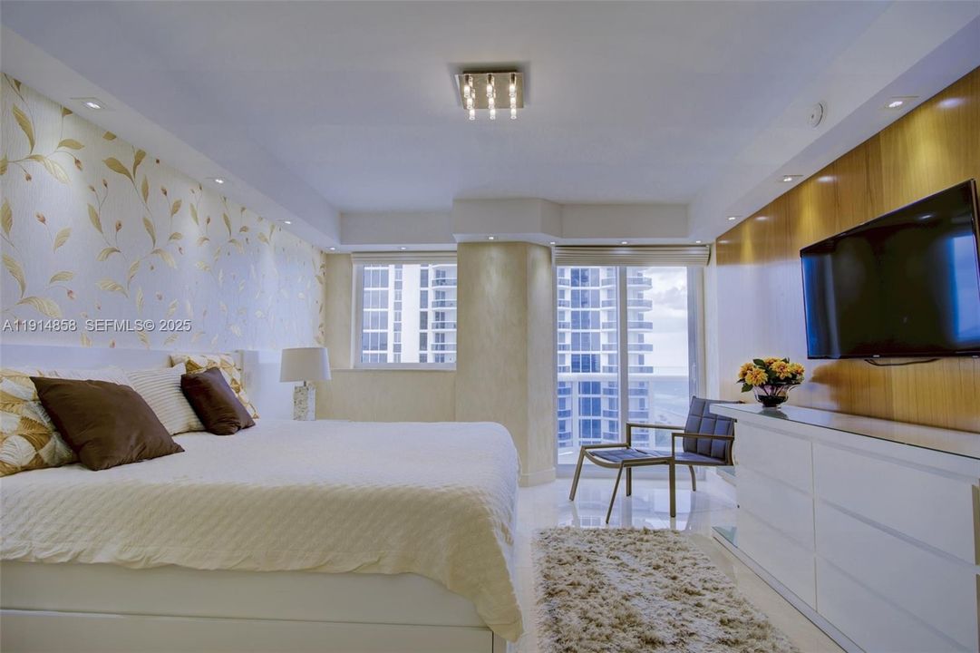 For Sale: $3,600,000 (3 beds, 3 baths, 2010 Square Feet)