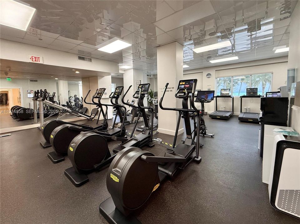 For Sale: $3,600,000 (3 beds, 3 baths, 2010 Square Feet)