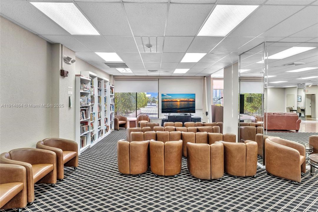 For Sale: $299,000 (2 beds, 2 baths, 1710 Square Feet)