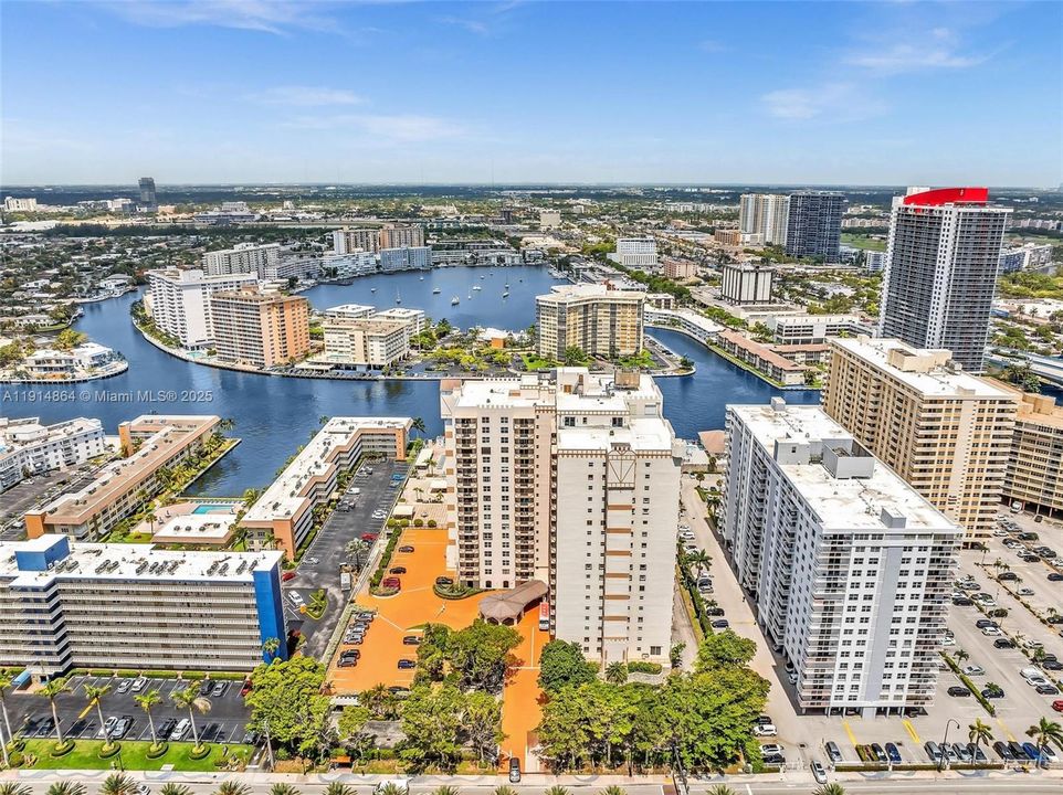 For Sale: $299,000 (2 beds, 2 baths, 1710 Square Feet)