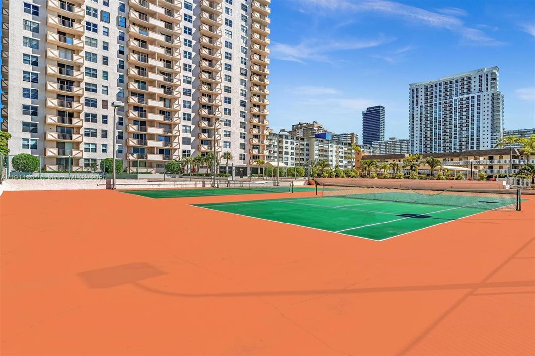 For Sale: $299,000 (2 beds, 2 baths, 1710 Square Feet)