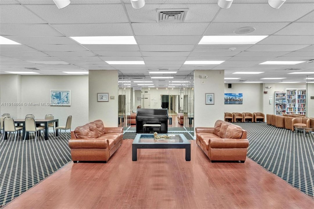 For Sale: $299,000 (2 beds, 2 baths, 1710 Square Feet)