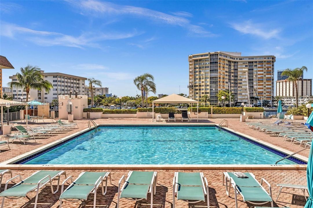 For Sale: $299,000 (2 beds, 2 baths, 1710 Square Feet)