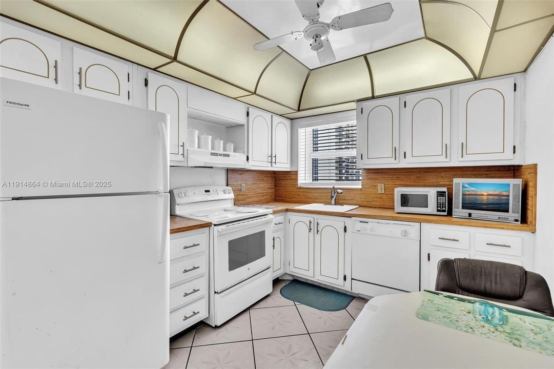 For Sale: $299,000 (2 beds, 2 baths, 1710 Square Feet)