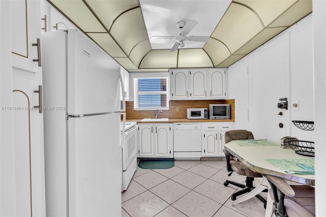 For Sale: $299,000 (2 beds, 2 baths, 1710 Square Feet)