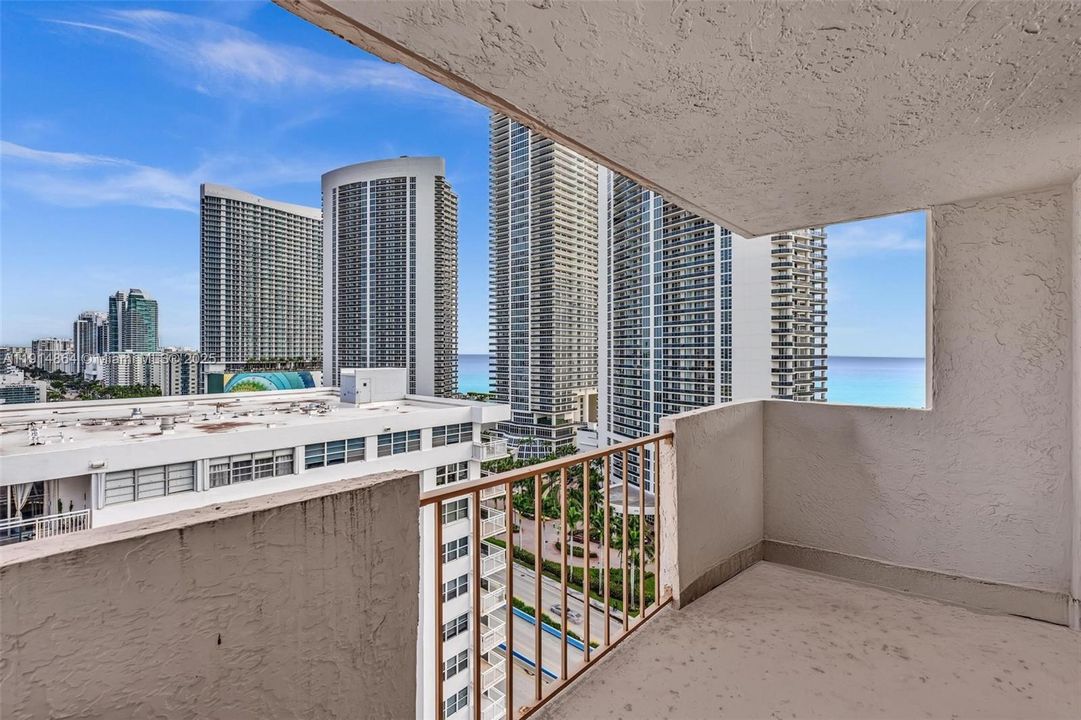 For Sale: $299,000 (2 beds, 2 baths, 1710 Square Feet)