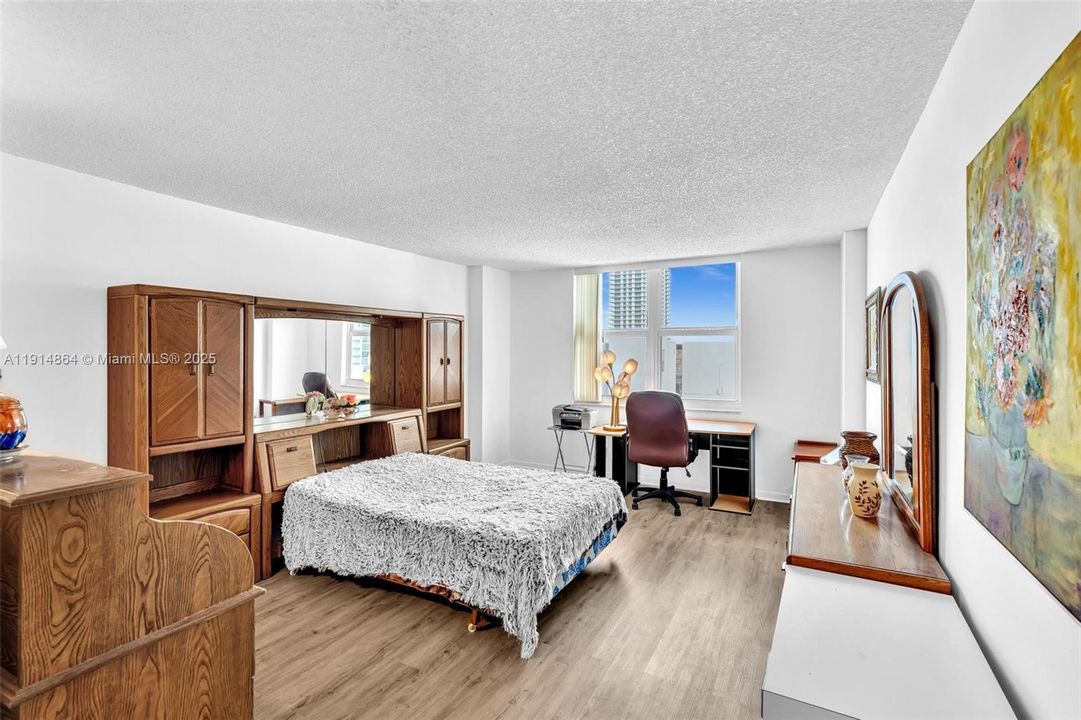 For Sale: $299,000 (2 beds, 2 baths, 1710 Square Feet)