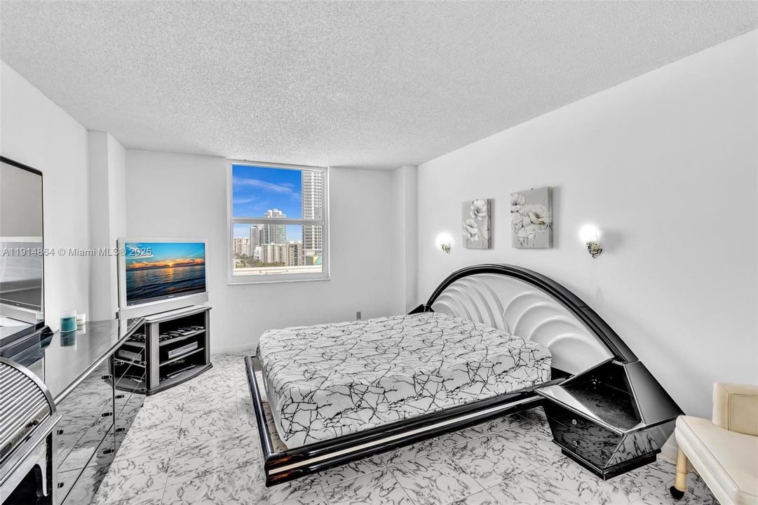 For Sale: $299,000 (2 beds, 2 baths, 1710 Square Feet)