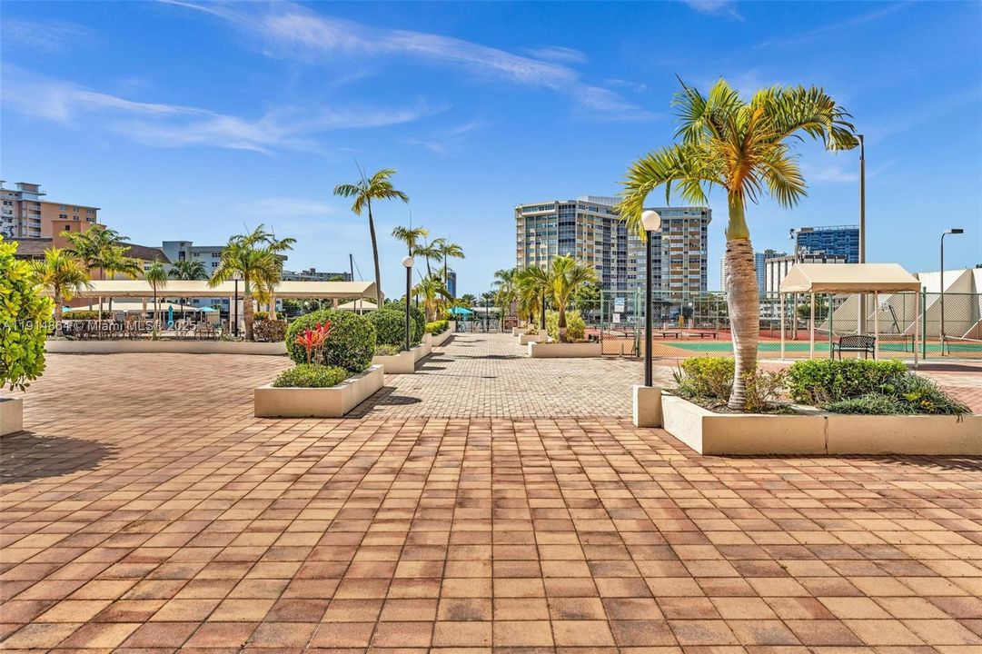 For Sale: $299,000 (2 beds, 2 baths, 1710 Square Feet)