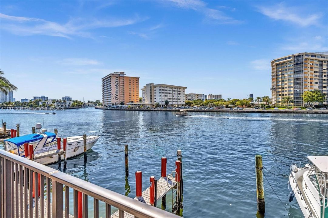 For Sale: $299,000 (2 beds, 2 baths, 1710 Square Feet)