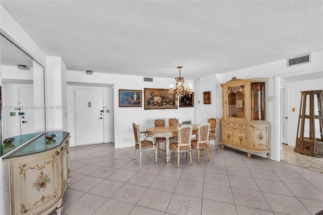 For Sale: $299,000 (2 beds, 2 baths, 1710 Square Feet)