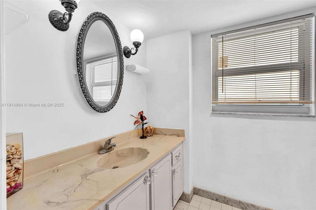 For Sale: $299,000 (2 beds, 2 baths, 1710 Square Feet)