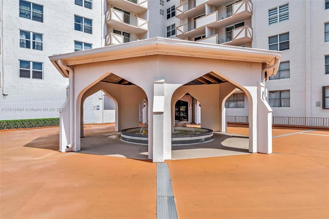 For Sale: $299,000 (2 beds, 2 baths, 1710 Square Feet)