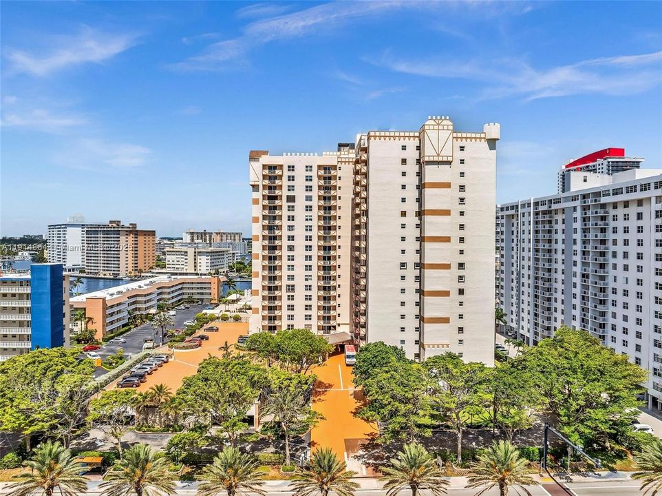 For Sale: $299,000 (2 beds, 2 baths, 1710 Square Feet)