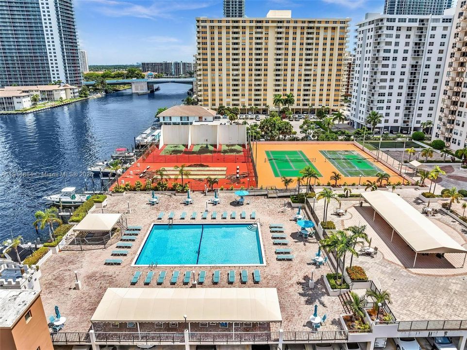 For Sale: $299,000 (2 beds, 2 baths, 1710 Square Feet)