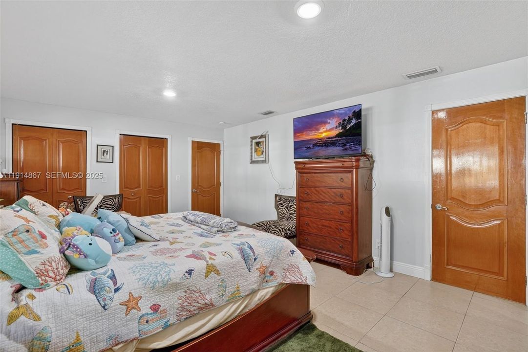 For Sale: $950,000 (3 beds, 2 baths, 2906 Square Feet)