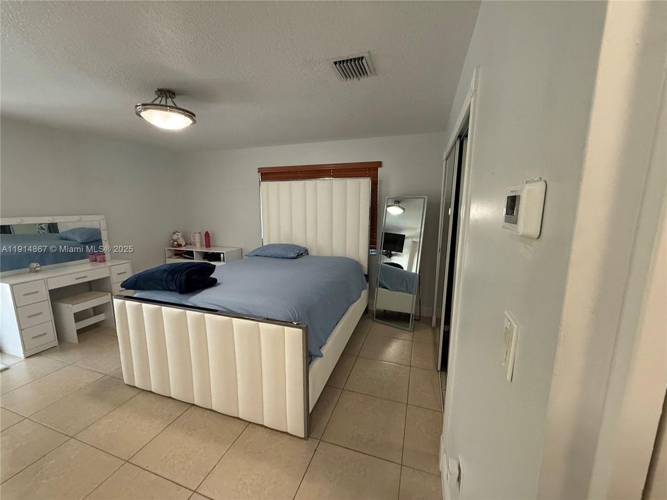 For Sale: $950,000 (3 beds, 2 baths, 2906 Square Feet)