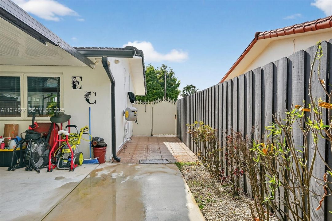 For Sale: $950,000 (3 beds, 2 baths, 2906 Square Feet)