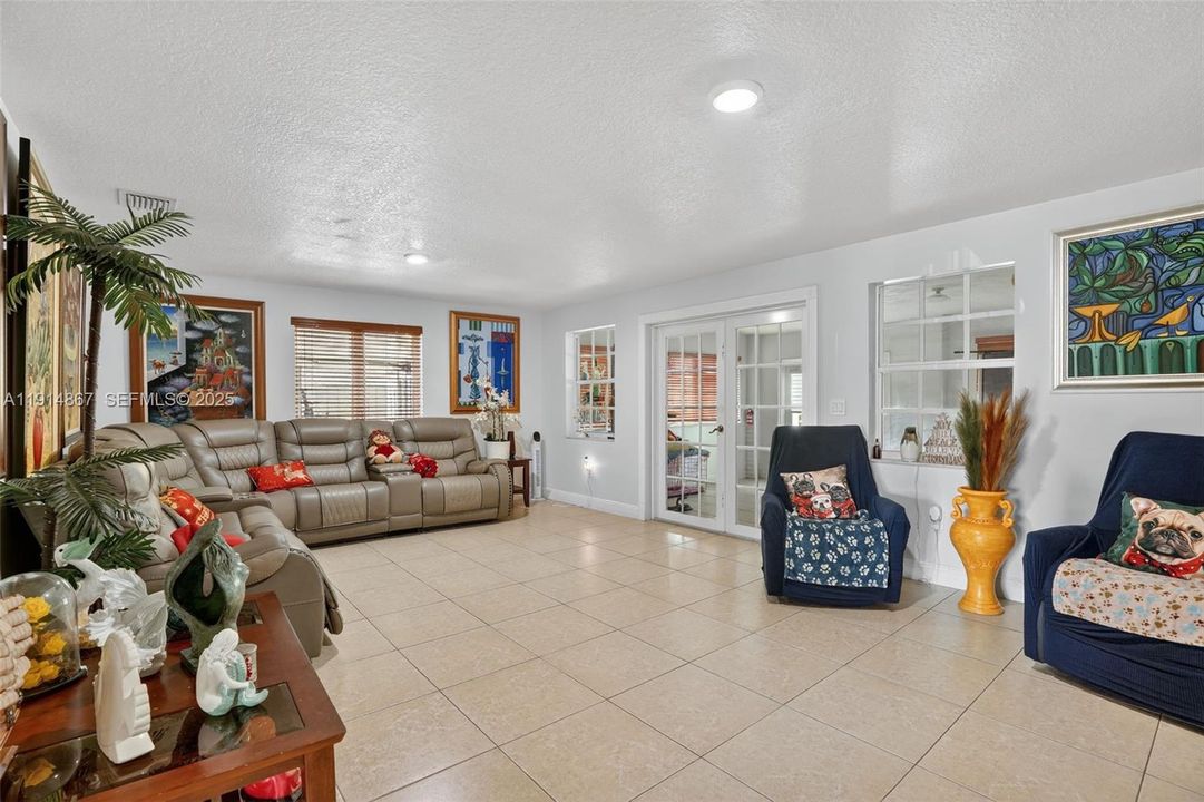 For Sale: $950,000 (3 beds, 2 baths, 2906 Square Feet)