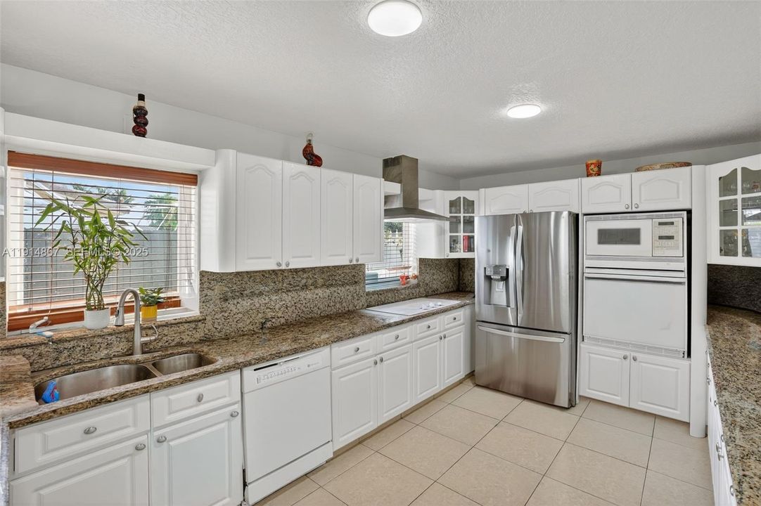 For Sale: $950,000 (3 beds, 2 baths, 2906 Square Feet)