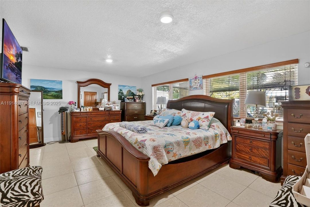 For Sale: $950,000 (3 beds, 2 baths, 2906 Square Feet)