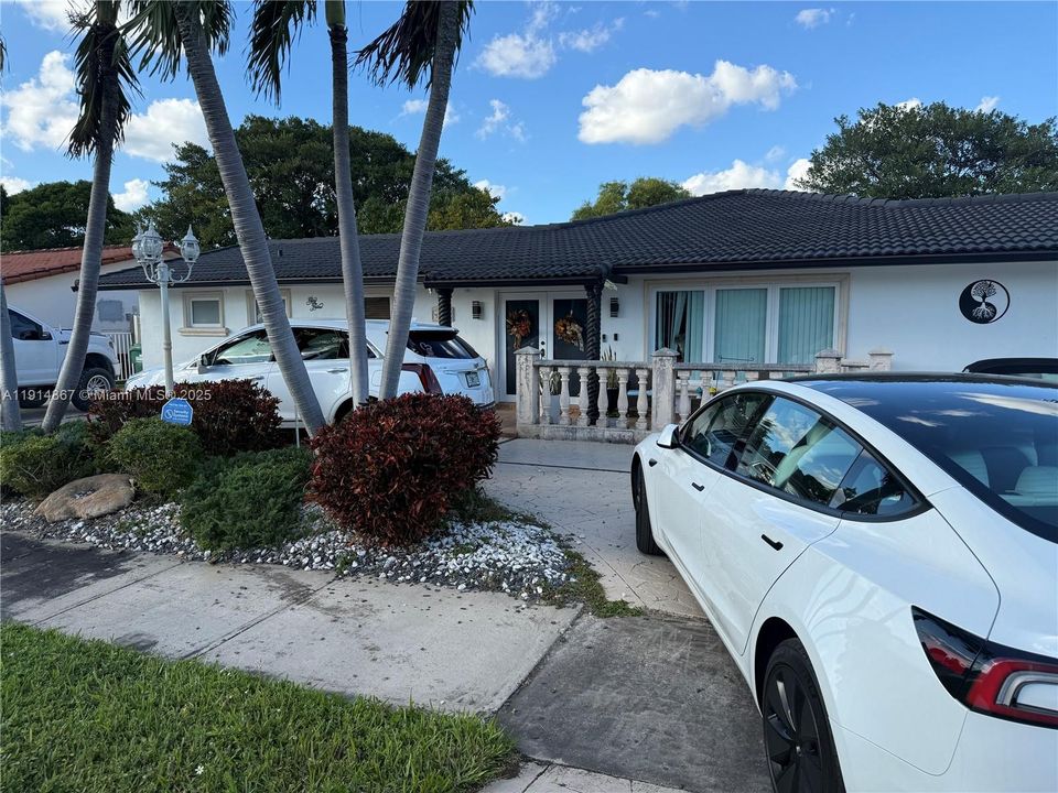 For Sale: $950,000 (3 beds, 2 baths, 2906 Square Feet)
