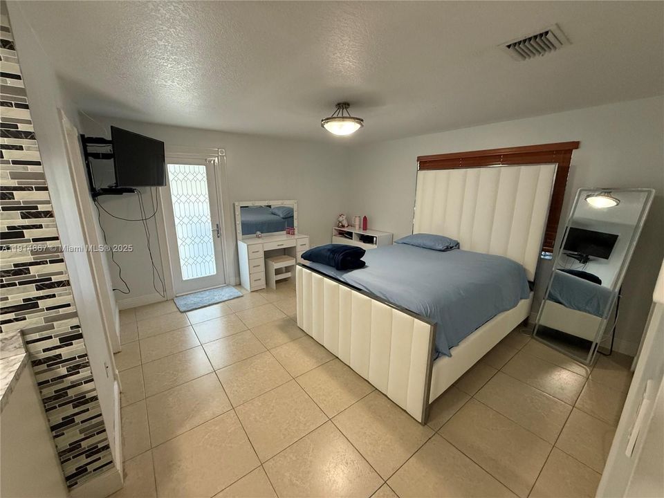 For Sale: $950,000 (3 beds, 2 baths, 2906 Square Feet)