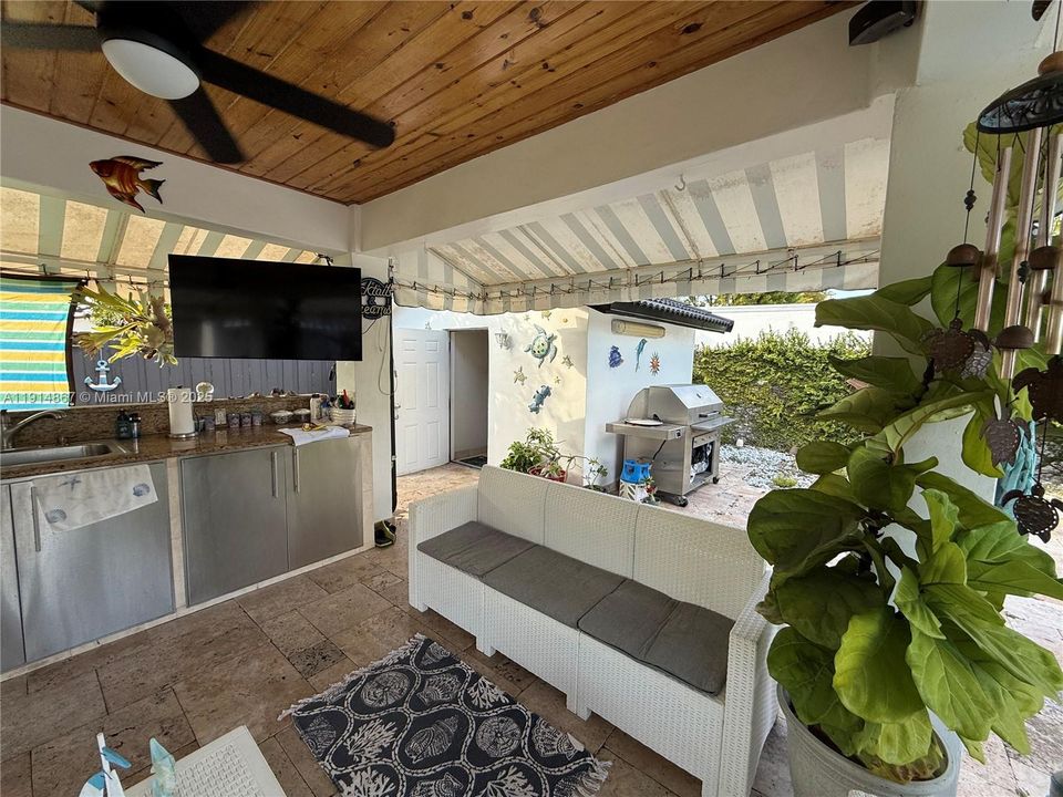 For Sale: $950,000 (3 beds, 2 baths, 2906 Square Feet)