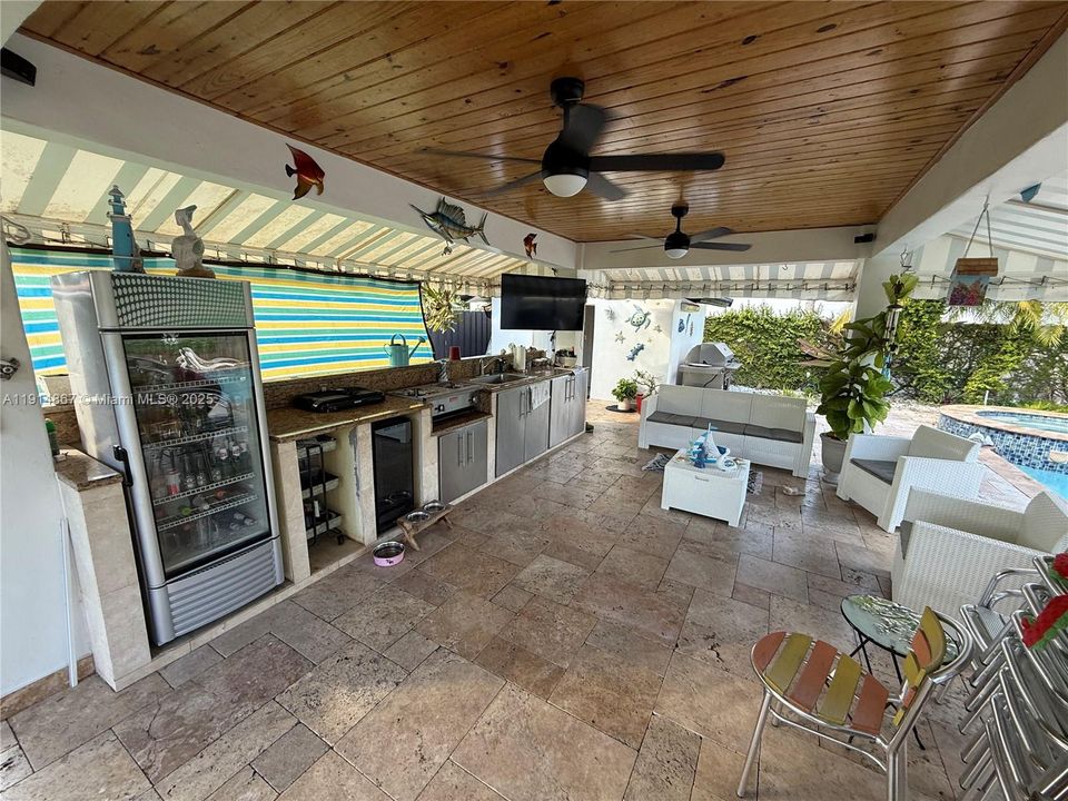 For Sale: $950,000 (3 beds, 2 baths, 2906 Square Feet)