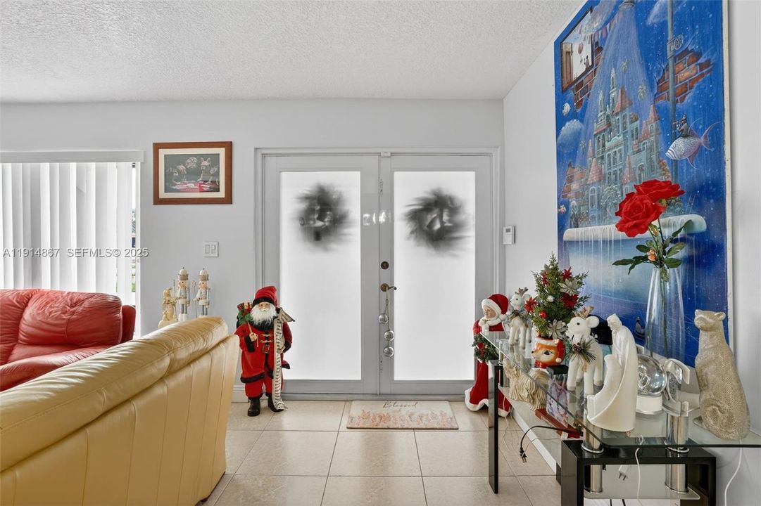 For Sale: $950,000 (3 beds, 2 baths, 2906 Square Feet)