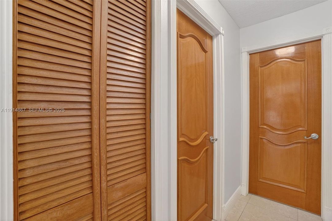 For Sale: $950,000 (3 beds, 2 baths, 2906 Square Feet)