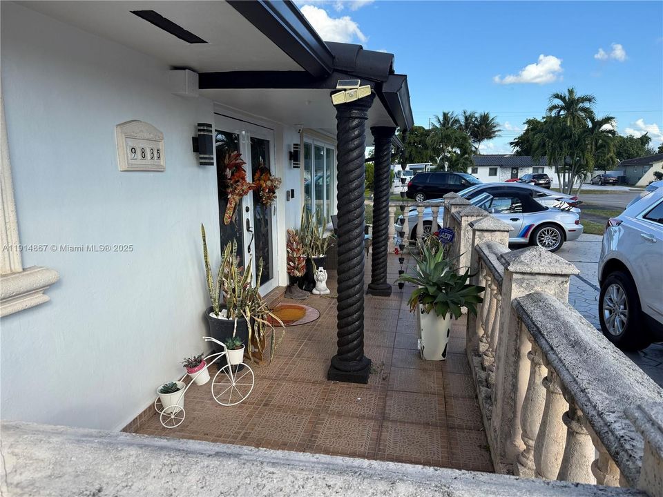 For Sale: $950,000 (3 beds, 2 baths, 2906 Square Feet)