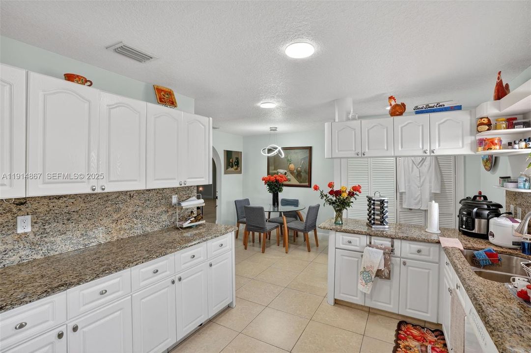 For Sale: $950,000 (3 beds, 2 baths, 2906 Square Feet)