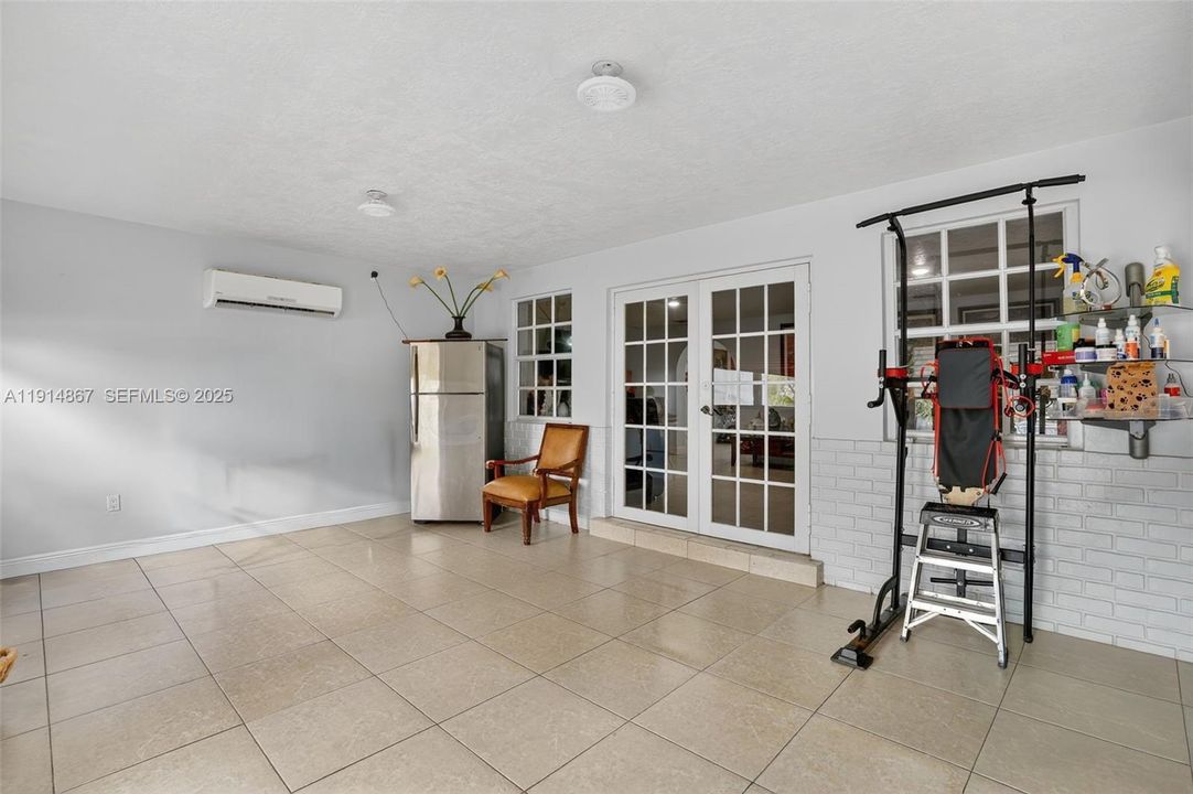 For Sale: $950,000 (3 beds, 2 baths, 2906 Square Feet)