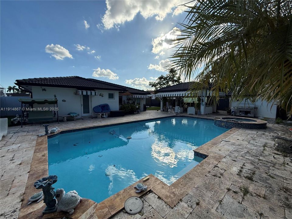 For Sale: $950,000 (3 beds, 2 baths, 2906 Square Feet)