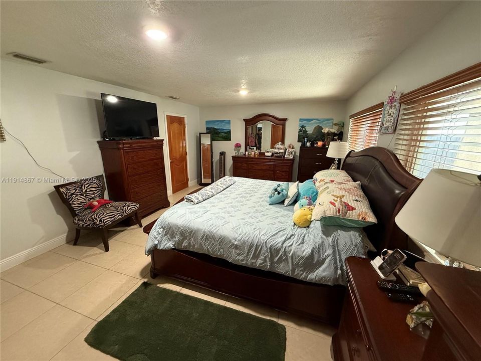 For Sale: $950,000 (3 beds, 2 baths, 2906 Square Feet)