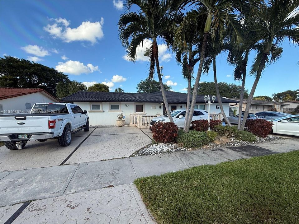 For Sale: $950,000 (3 beds, 2 baths, 2906 Square Feet)