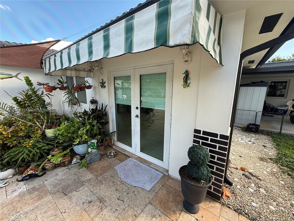 For Sale: $950,000 (3 beds, 2 baths, 2906 Square Feet)