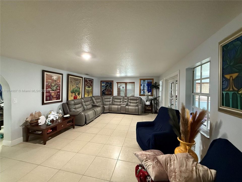 For Sale: $950,000 (3 beds, 2 baths, 2906 Square Feet)