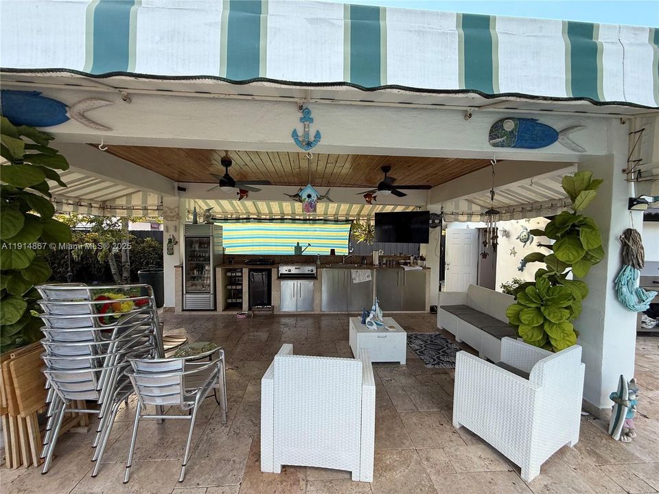 For Sale: $950,000 (3 beds, 2 baths, 2906 Square Feet)