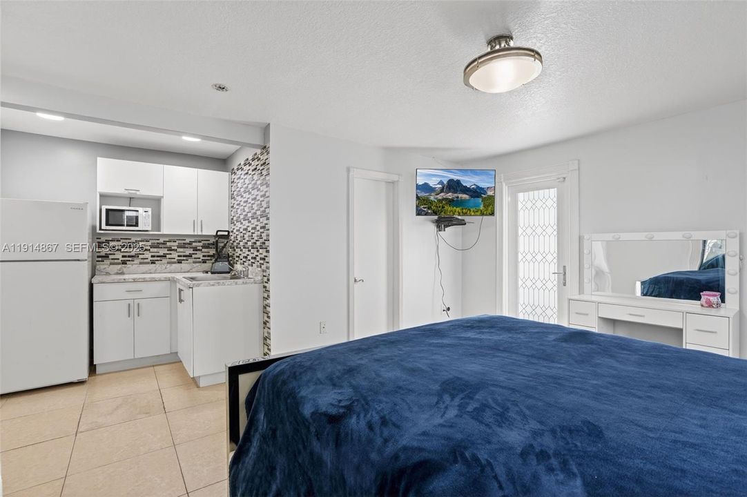 For Sale: $950,000 (3 beds, 2 baths, 2906 Square Feet)