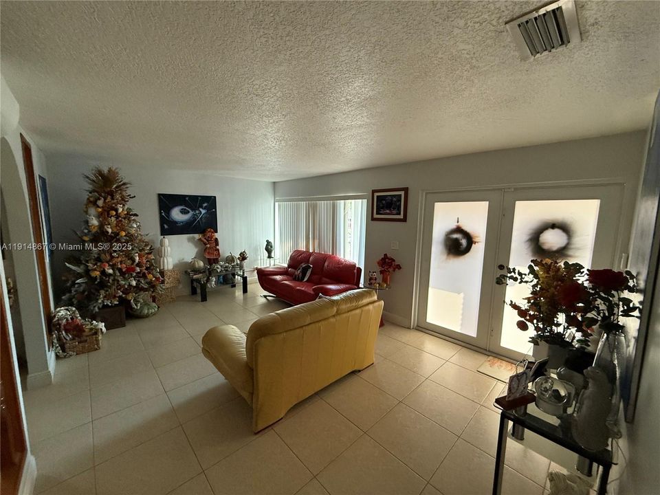 For Sale: $950,000 (3 beds, 2 baths, 2906 Square Feet)