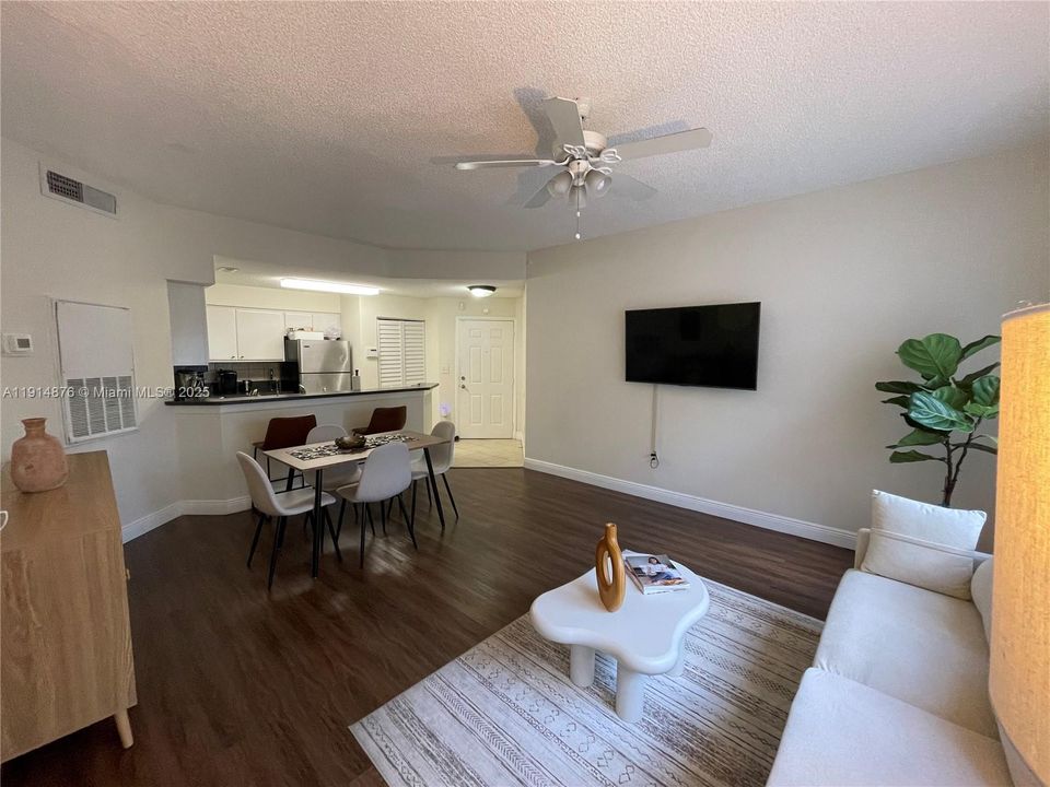 Под контрактом: $185,000 (1 спален, 1 ванн, 632 Квадратных фут)