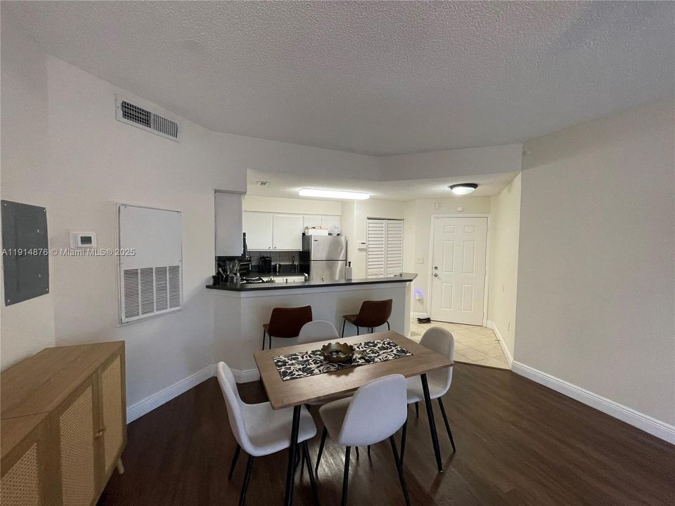 Под контрактом: $185,000 (1 спален, 1 ванн, 632 Квадратных фут)