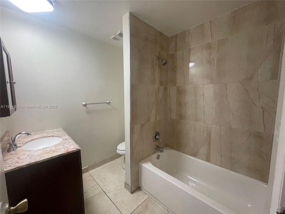 Под контрактом: $185,000 (1 спален, 1 ванн, 632 Квадратных фут)