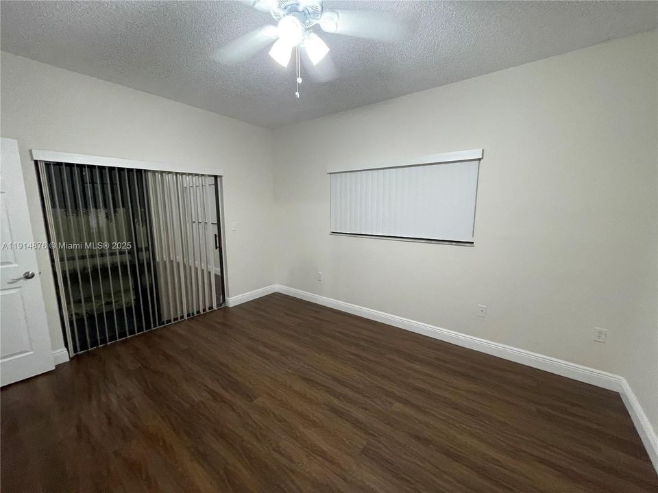 Под контрактом: $185,000 (1 спален, 1 ванн, 632 Квадратных фут)