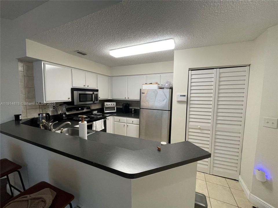 Под контрактом: $185,000 (1 спален, 1 ванн, 632 Квадратных фут)